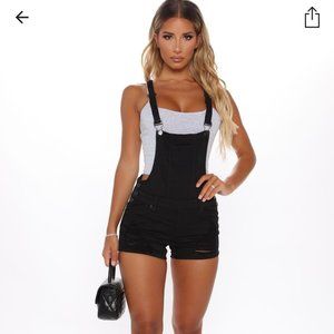 Fashion Nova Victoria Distressed Shortall M NWT